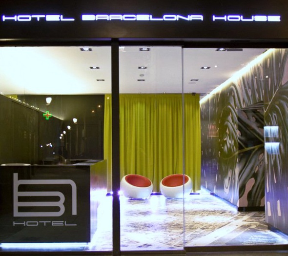 24-hour reception Barcelona House Hotel